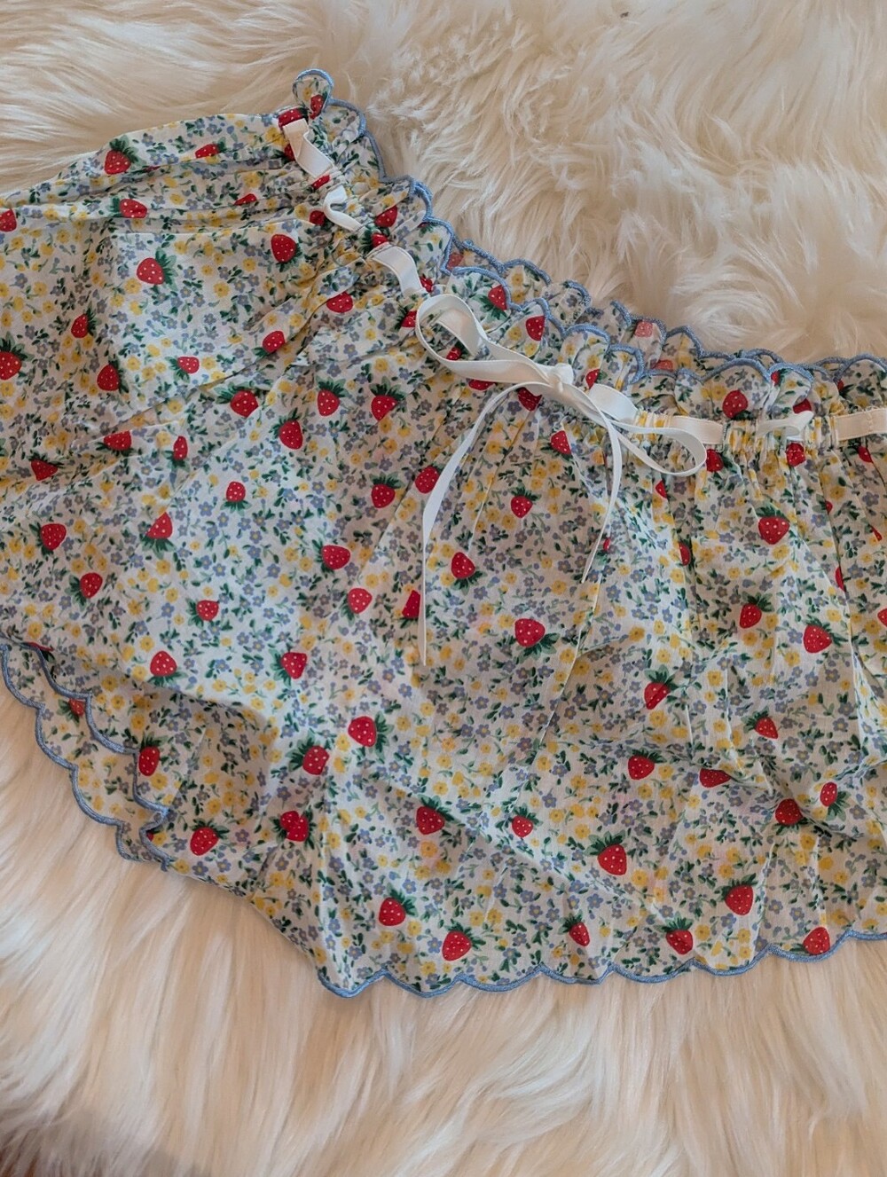 For Love And Lemons Strawberry Kiss Shorts XS NWT - Picture 2 of 5